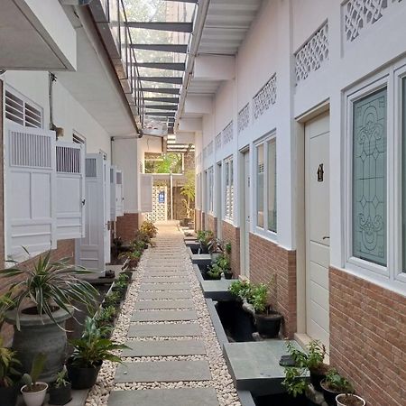 Bu Sepuh Guesthouse Sangkanurip Екстериор снимка