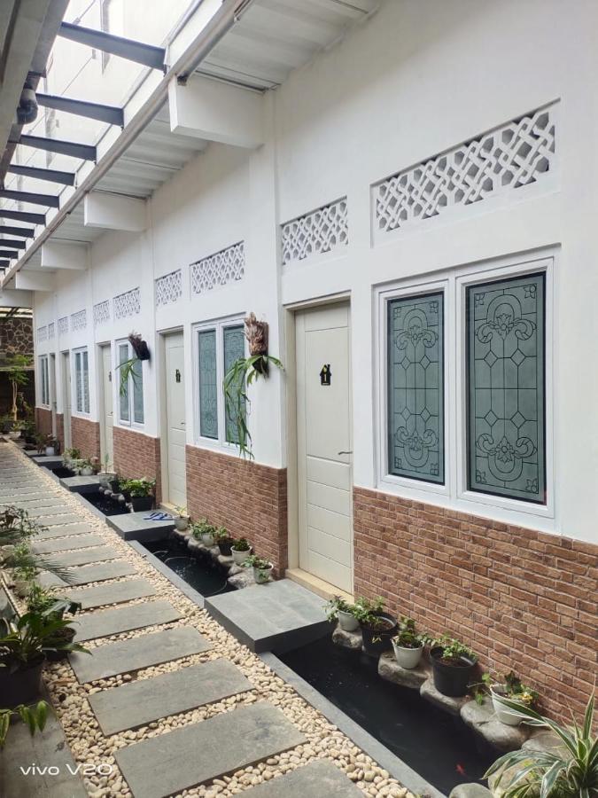 Bu Sepuh Guesthouse Sangkanurip Екстериор снимка