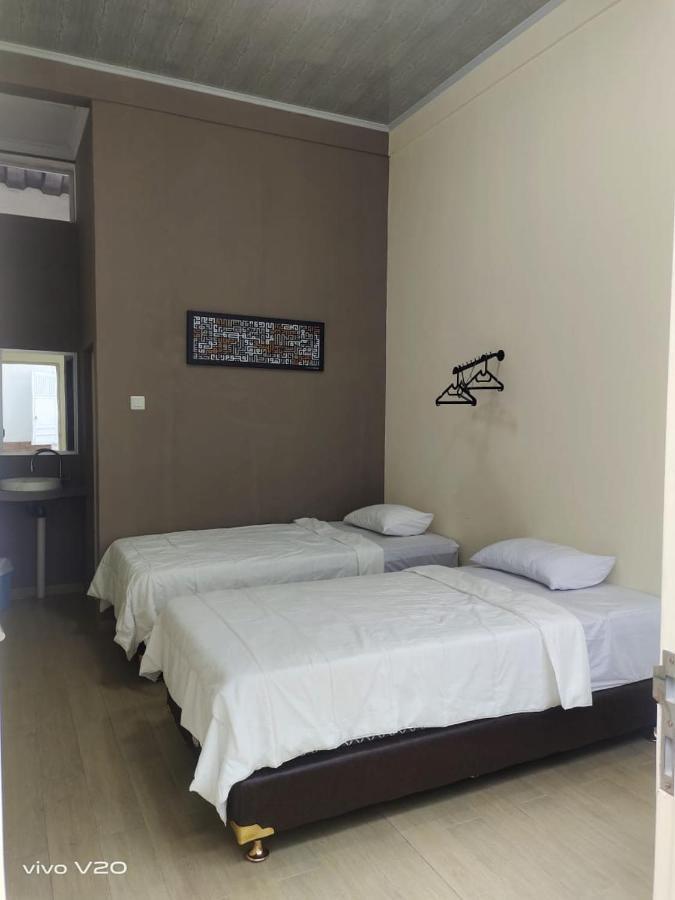 Bu Sepuh Guesthouse Sangkanurip Екстериор снимка