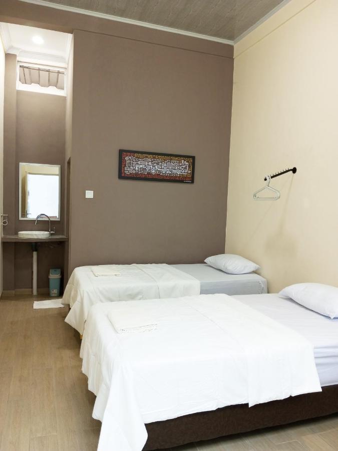 Bu Sepuh Guesthouse Sangkanurip Екстериор снимка