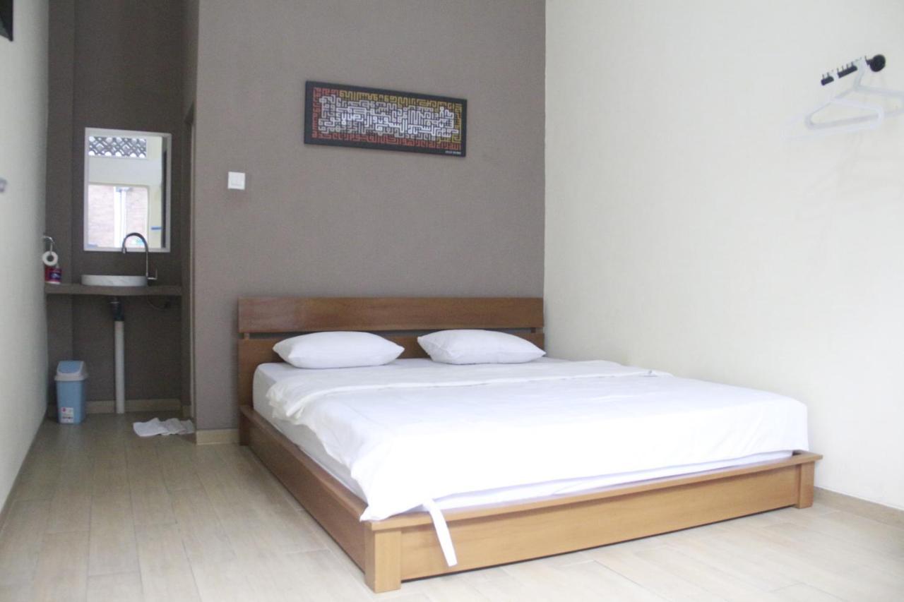 Bu Sepuh Guesthouse Sangkanurip Екстериор снимка