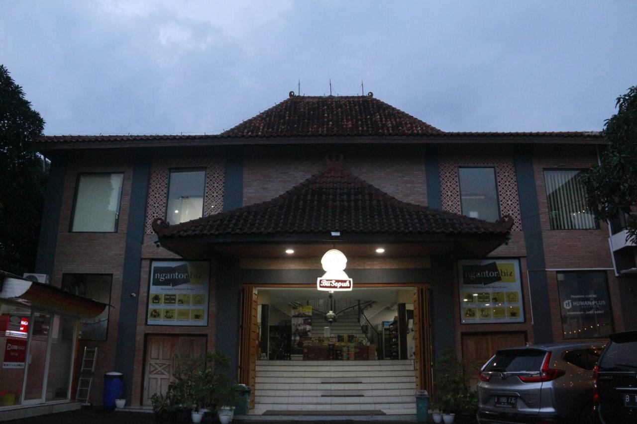 Bu Sepuh Guesthouse Sangkanurip Екстериор снимка