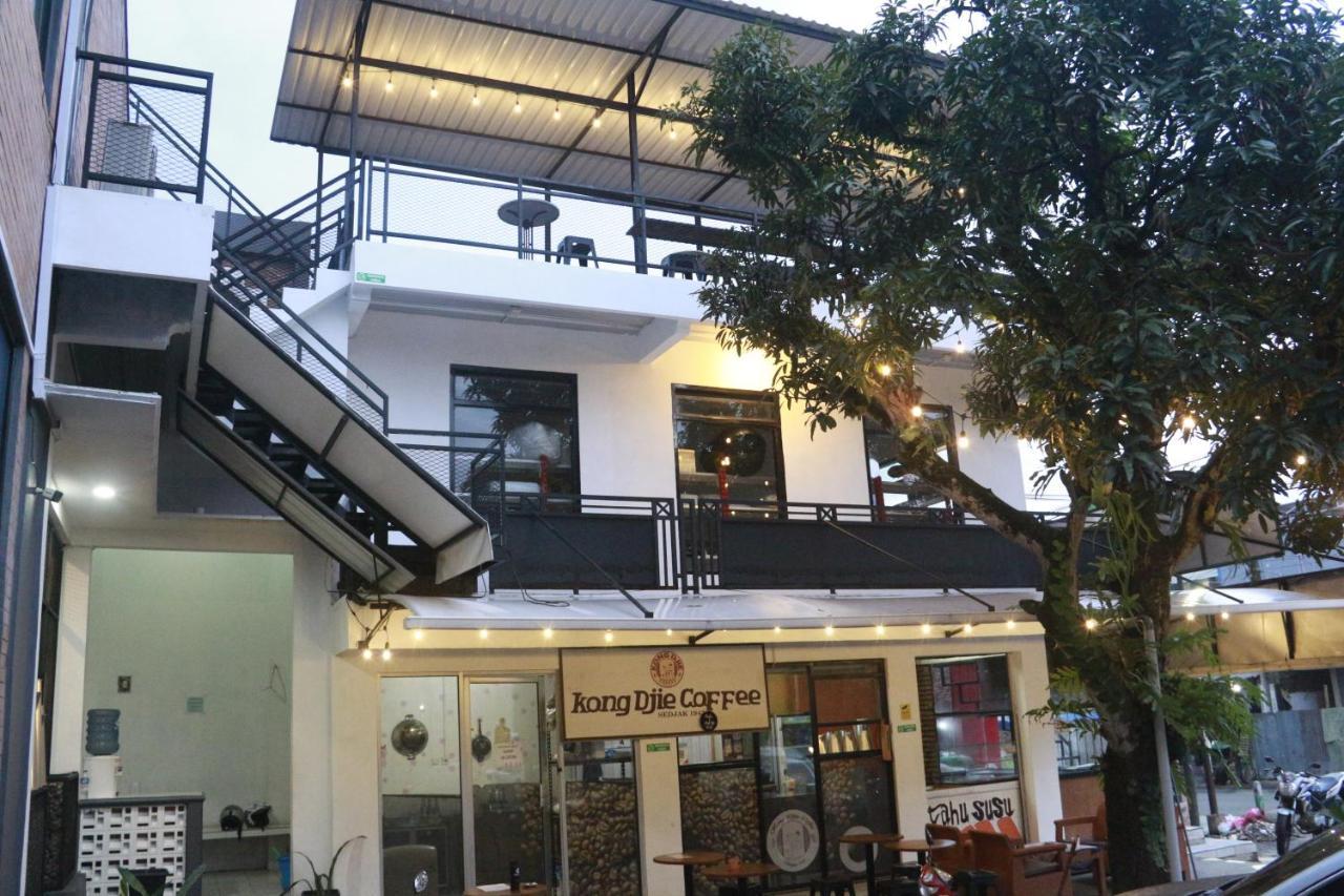 Bu Sepuh Guesthouse Sangkanurip Екстериор снимка